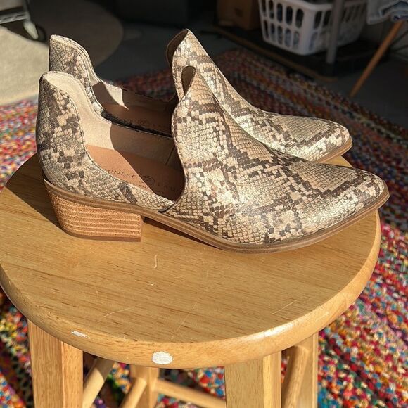 Chinese Laundry Vegan slip on Lizard Print Pointed Toe Fortune Booties size 7.5 - Picture 1 of 13